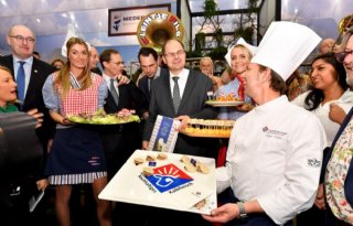 Bewindslieden+nuttigen+kalfsburger+in+ontbijtformaat