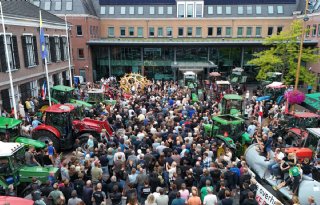 Honderden trekkers naar gemeentehuis Barneveld