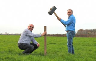 Samen+een+piketpaaltje+slaan