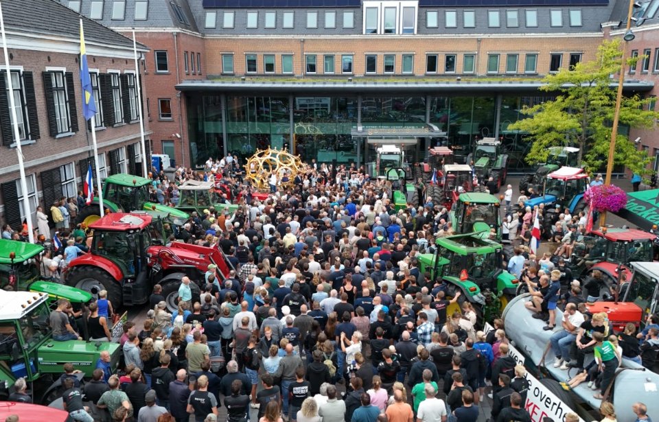 Honderden trekkers naar gemeentehuis Barneveld